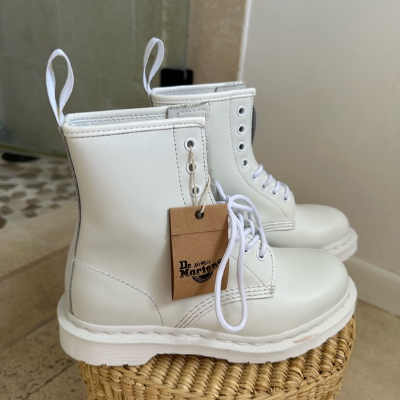 NWT Dr. Martens AirWalk - monochromatic white size US 7 - Picture 1 of 12